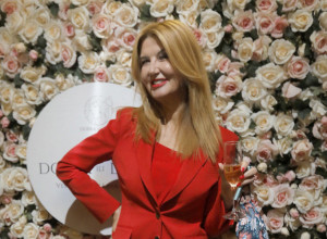 NAŠA POZNATA VODITELJKA JE OVAKO DOVELA LINIJU DO SAVRŠENSTVA I TO KRAJEM 6. DECENIJE: "Želim da budem najbolja verzija sebe!" (FOTO)